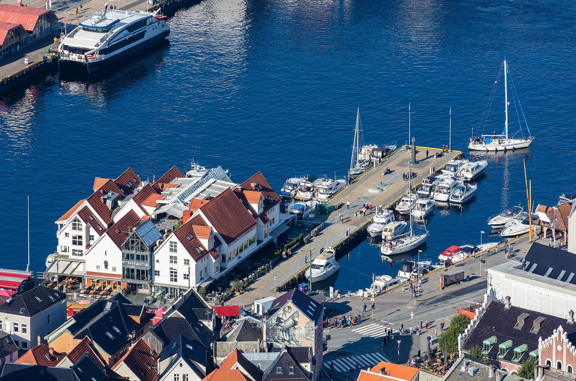 Vågen og Bryggen sett fra Fløyen – Diego Delso, CC BY-SA 4.0